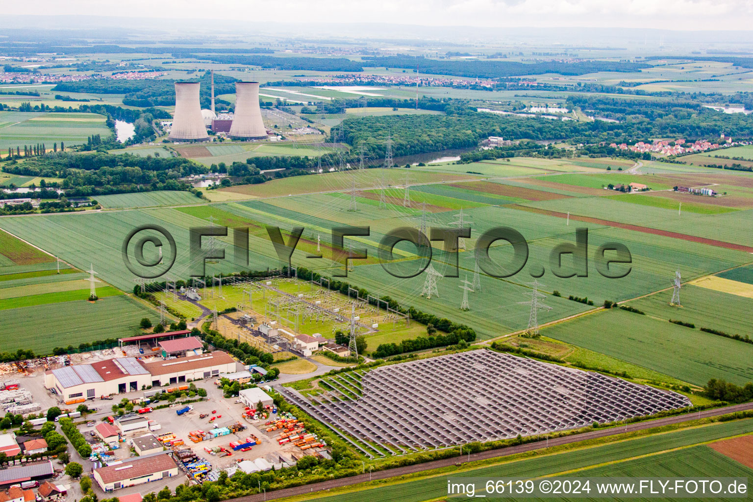 Vue aérienne de Zone commerciale et implantation d'entreprises à la gare devant la centrale nucléaire à Bergrheinfeld dans le département Bavière, Allemagne