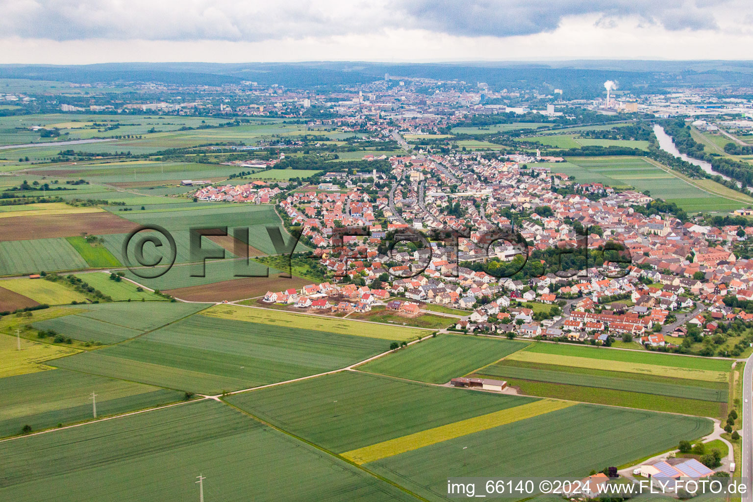 Vue aérienne de Vue des rues et des maisons des quartiers résidentiels à Bergrheinfeld dans le département Bavière, Allemagne