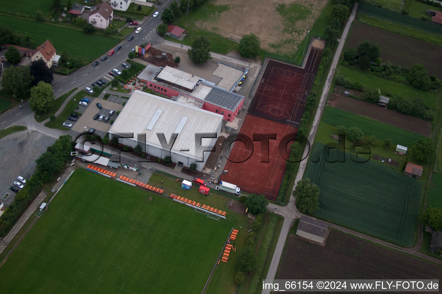 Vue aérienne de Salle de sport TSV Bergrheinfeld à Bergrheinfeld dans le département Bavière, Allemagne