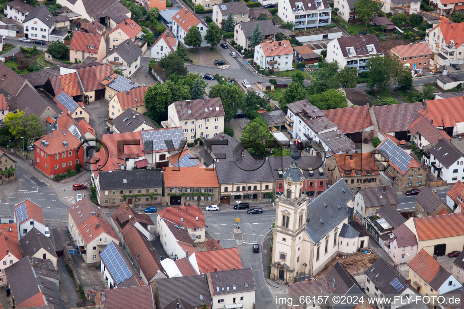 Vue aérienne de Église Marie Douleur à Bergrheinfeld dans le département Bavière, Allemagne