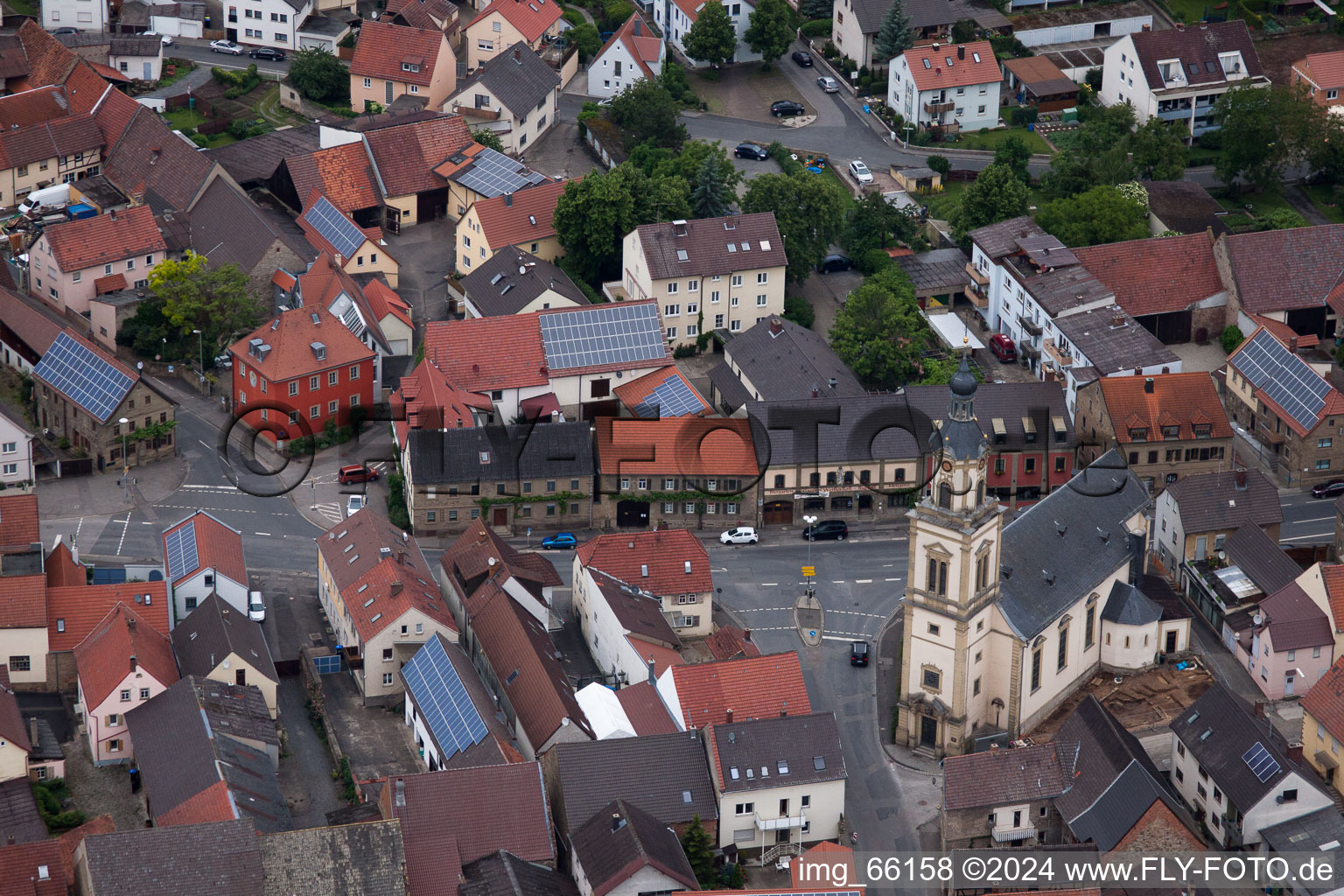 Vue aérienne de Église Marie Douleur à Bergrheinfeld dans le département Bavière, Allemagne