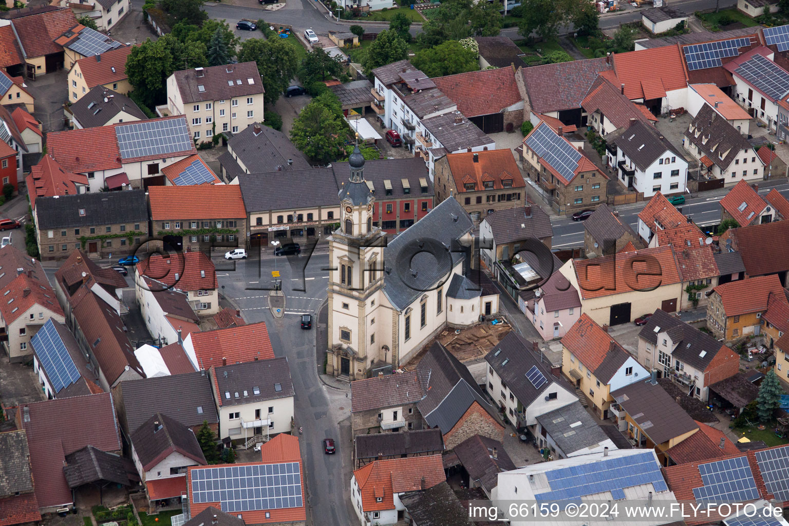 Vue aérienne de Bâtiment d'église au centre du village à Bergrheinfeld dans le département Bavière, Allemagne