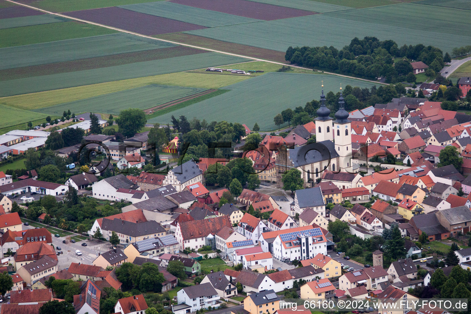 Vue aérienne de Bâtiment d'église au centre du village à Grafenrheinfeld dans le département Bavière, Allemagne