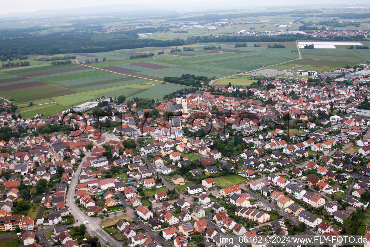 Vue aérienne de Vue des rues et des maisons des quartiers résidentiels à Bergrheinfeld dans le département Bavière, Allemagne