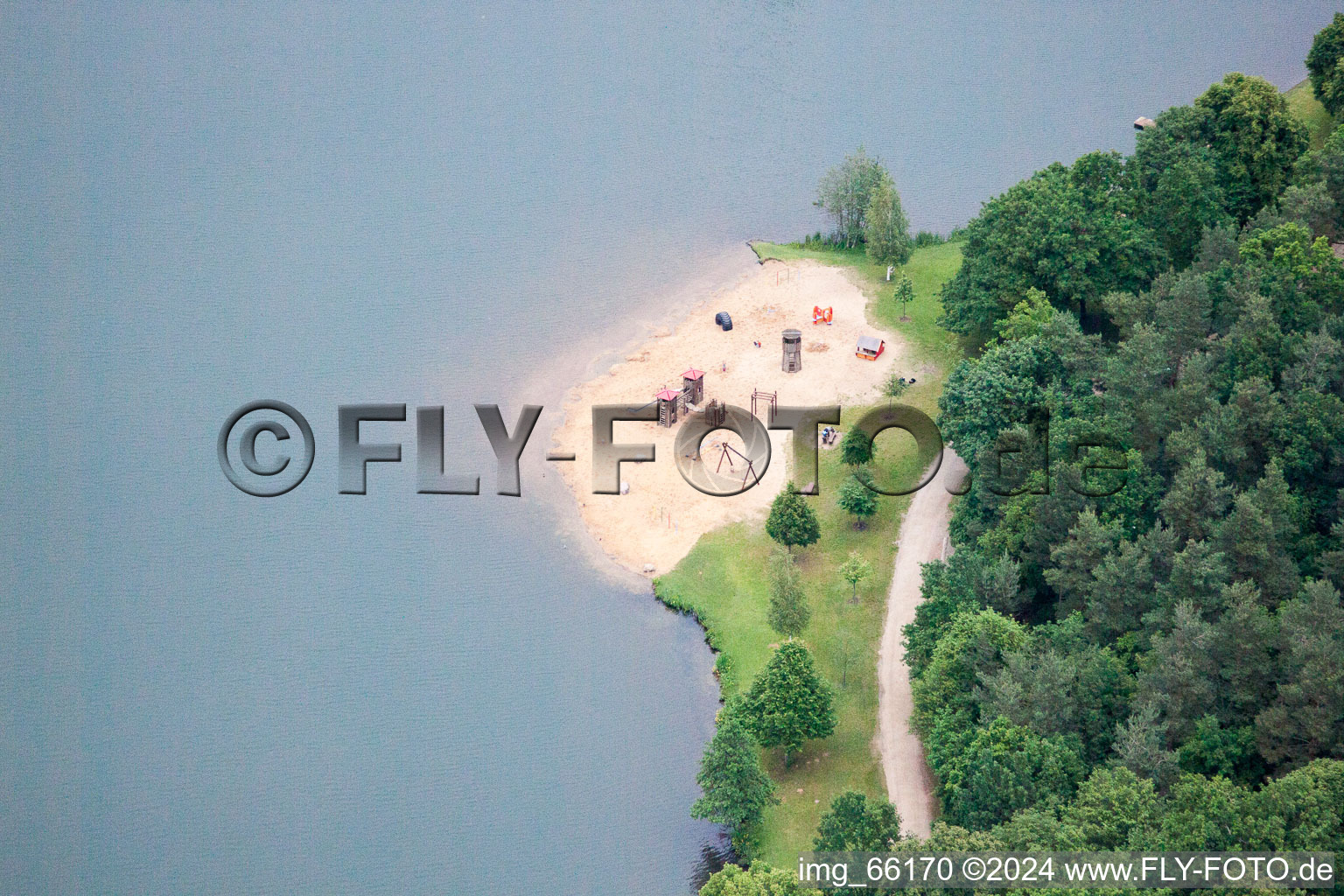 Vue oblique de Étang de carrière à Schweinfurt dans le département Bavière, Allemagne