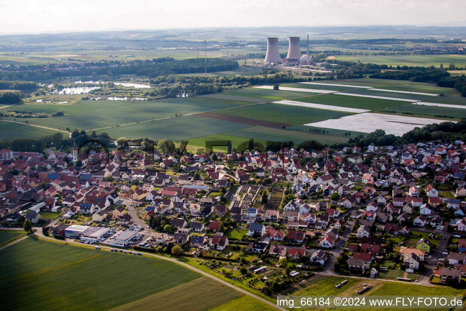 Vue aérienne de Zones riveraines du Main, devant la centrale nucléaire désaffectée de Gräfenrheinfeld à le quartier Hirschfeld in Röthlein dans le département Bavière, Allemagne