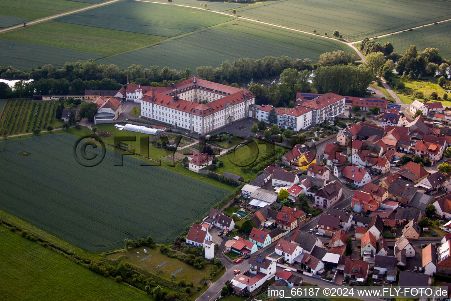 Vue aérienne de Ensemble immobilier du monastère de Maria Hilf à le quartier Heidenfeld in Röthlein dans le département Bavière, Allemagne