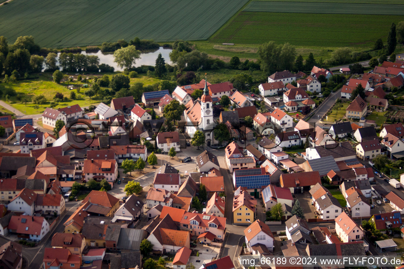 Vue aérienne de Zones riveraines du Main à le quartier Hirschfeld in Röthlein dans le département Bavière, Allemagne