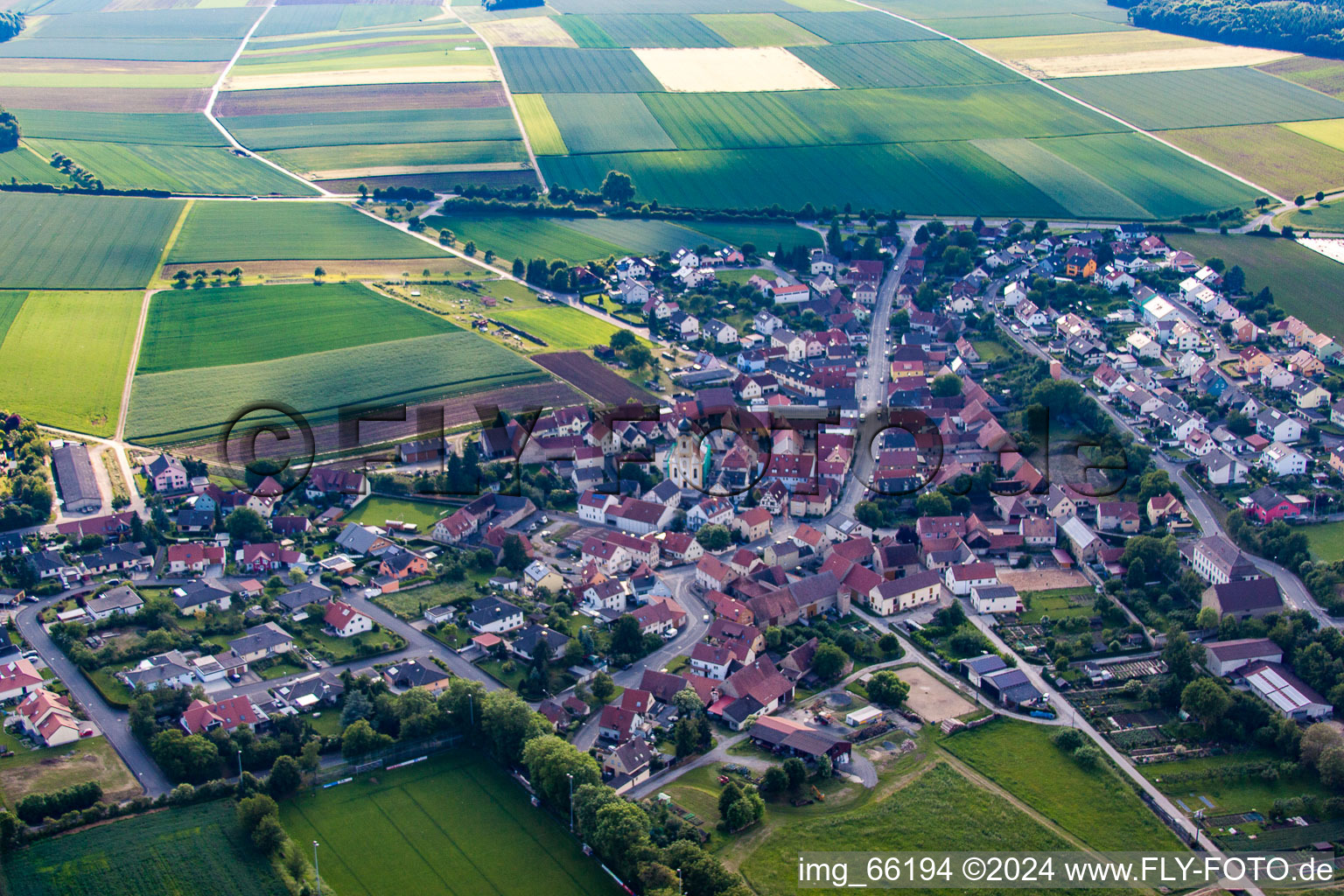 Vue aérienne de Quartier Theilheim in Waigolshausen dans le département Bavière, Allemagne