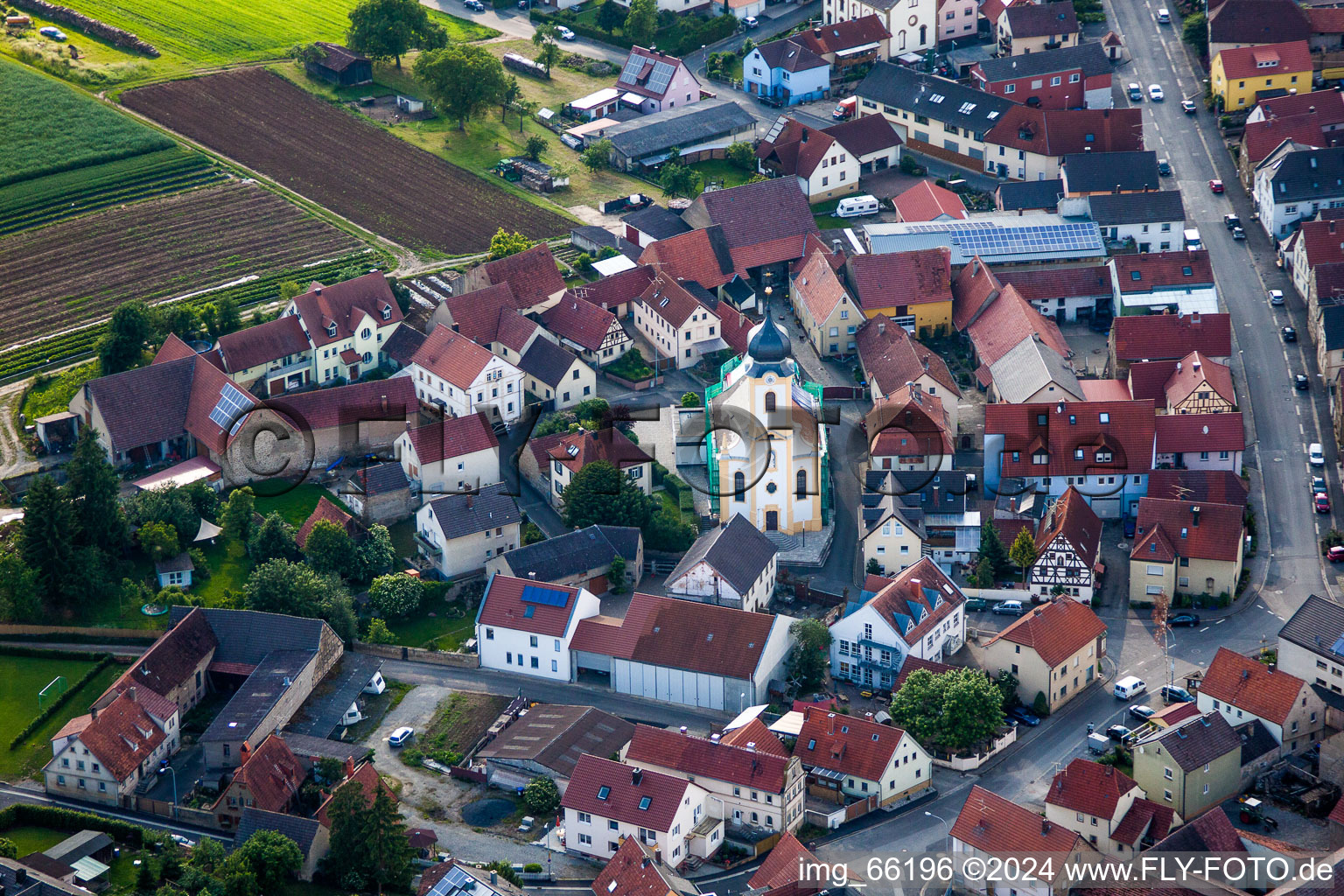 Vue aérienne de Église de Tous les Saints Theilheim à le quartier Theilheim in Waigolshausen dans le département Bavière, Allemagne