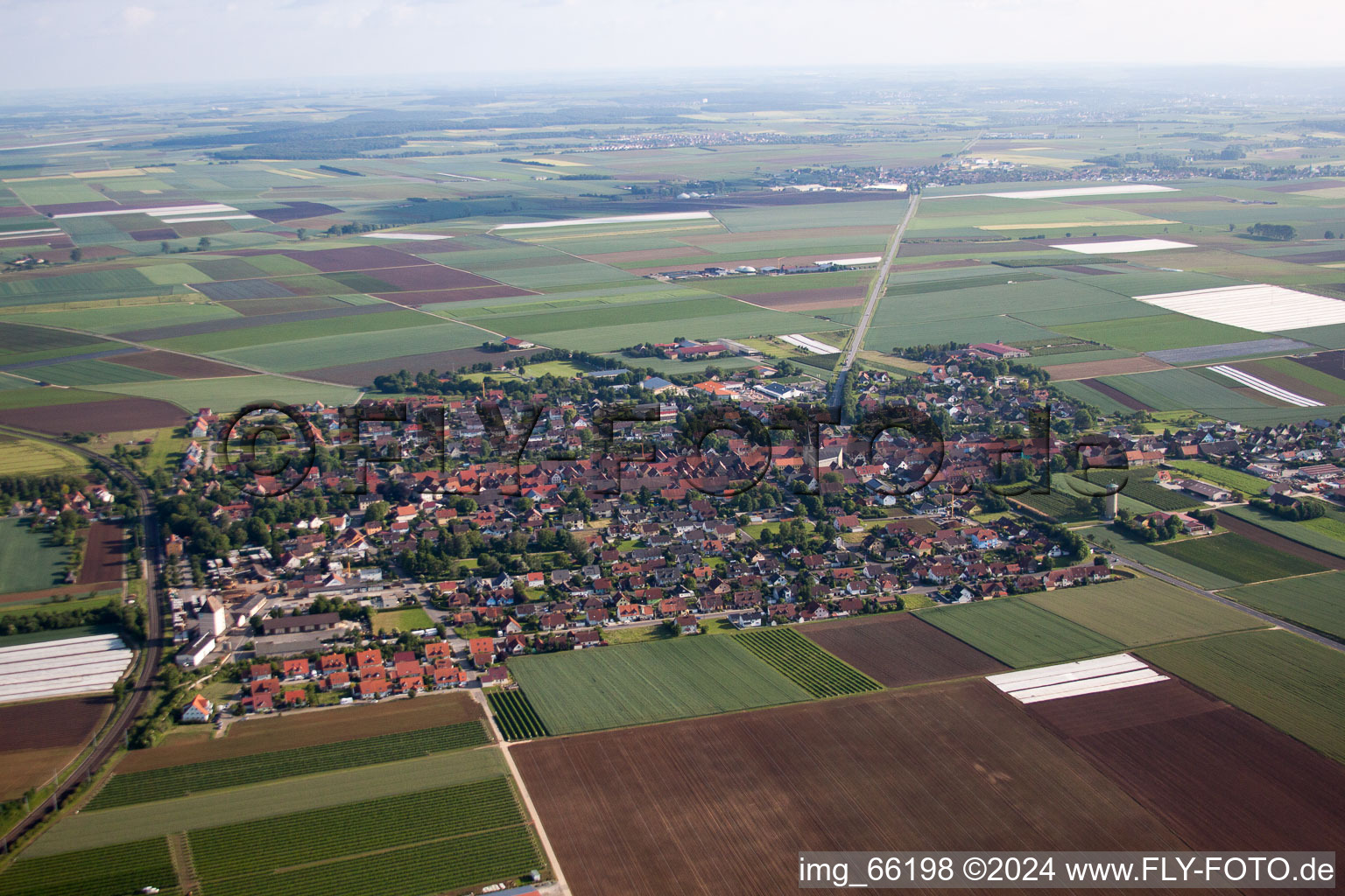 Vue aérienne de Vue des rues et des maisons des quartiers résidentiels à Bergtheim dans le département Bavière, Allemagne