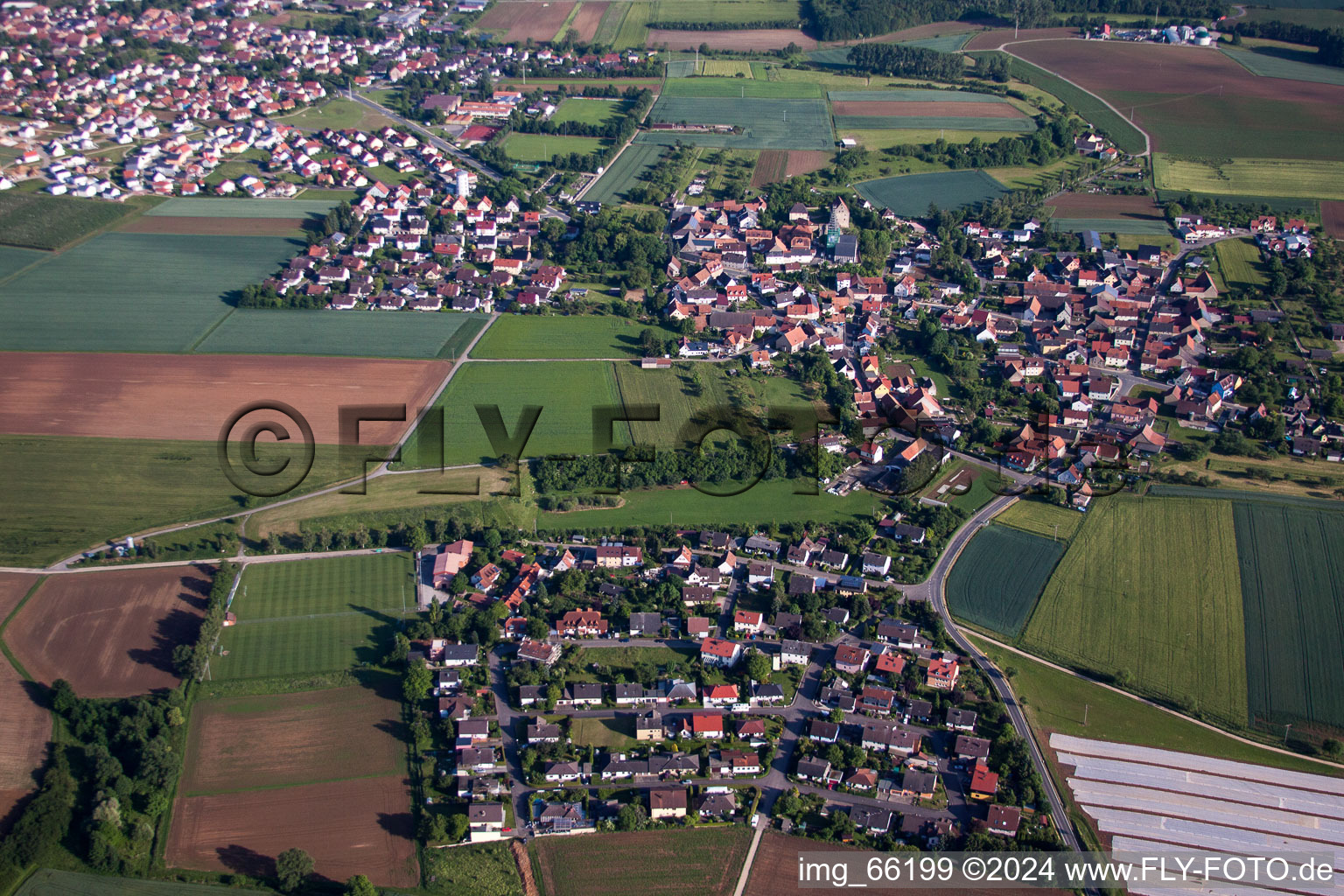 Vue aérienne de Vue des rues et des maisons des quartiers résidentiels à Unterpleichfeld dans le département Bavière, Allemagne