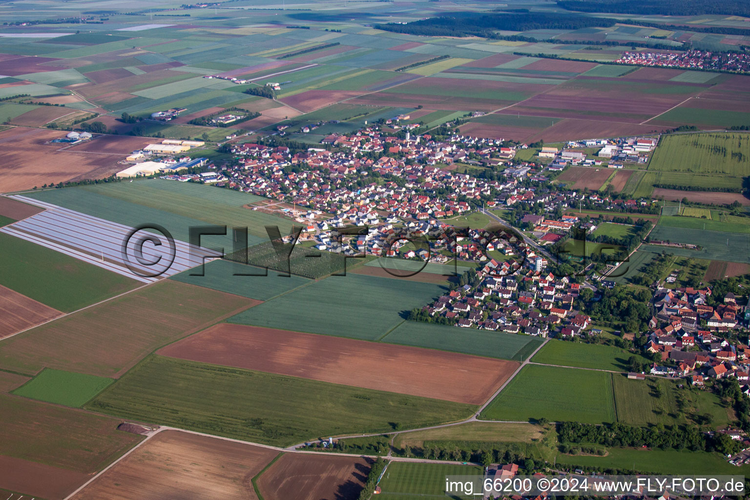 Vue aérienne de Vue des rues et des maisons des quartiers résidentiels à Unterpleichfeld dans le département Bavière, Allemagne