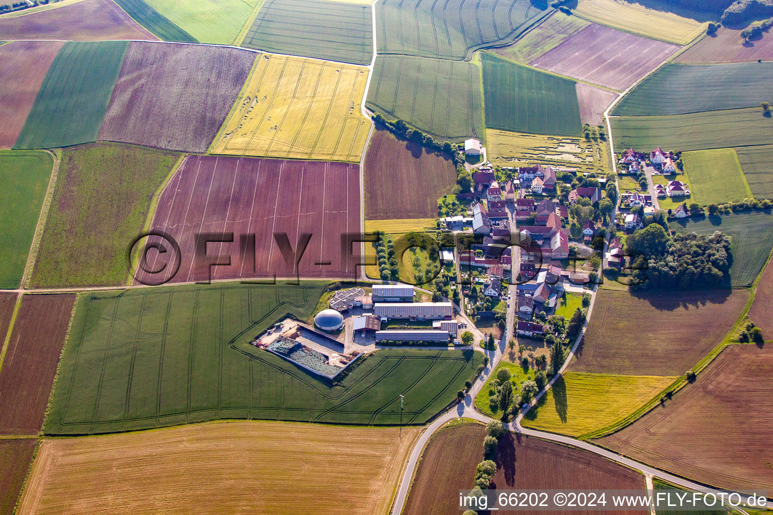 Vue aérienne de Avec la bioénergie à le quartier Rupprechtshausen in Unterpleichfeld dans le département Bavière, Allemagne