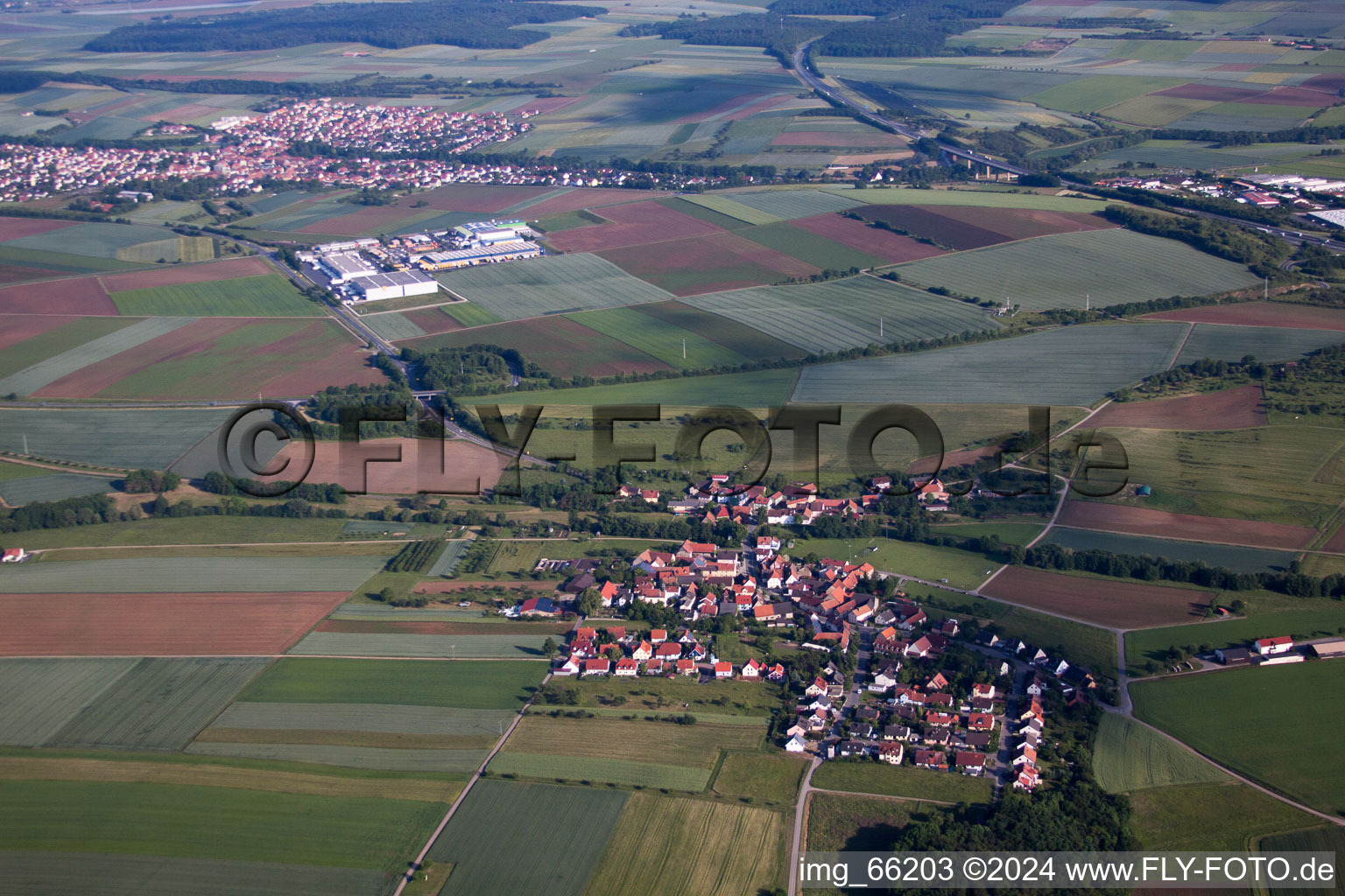 Vue aérienne de Vue sur le village à le quartier Mühlhausen in Estenfeld dans le département Bavière, Allemagne