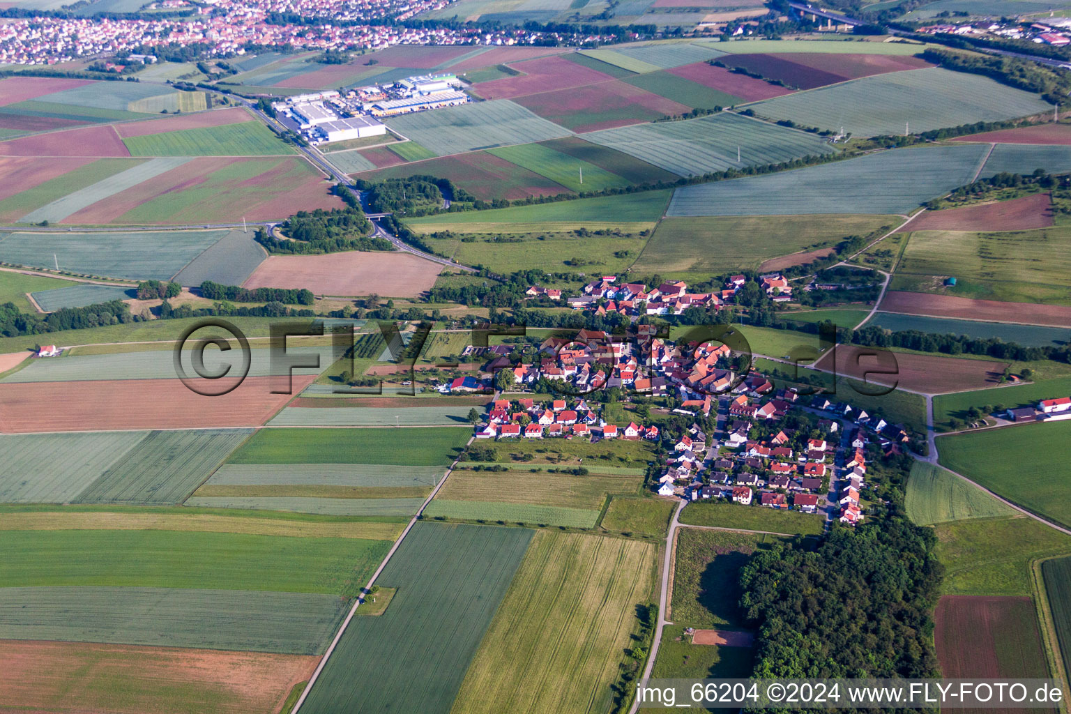 Vue aérienne de Vue sur le village à le quartier Mühlhausen in Estenfeld dans le département Bavière, Allemagne