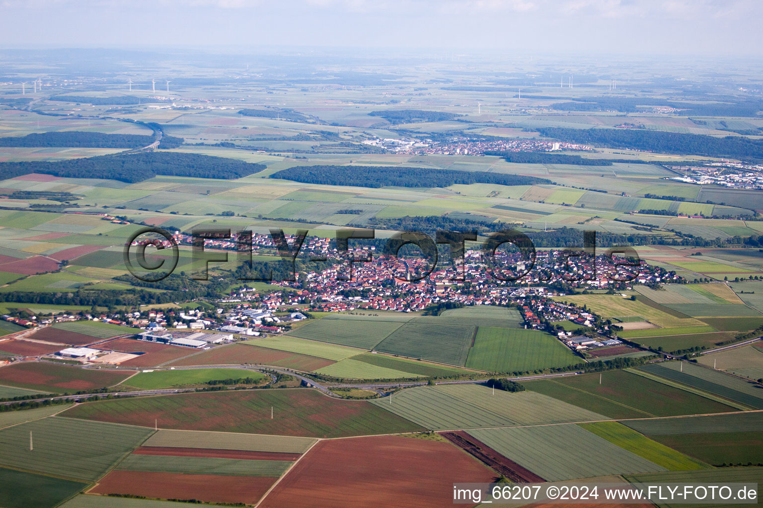 Vue aérienne de Vue des rues et des maisons des quartiers résidentiels à Rimpar dans le département Bavière, Allemagne