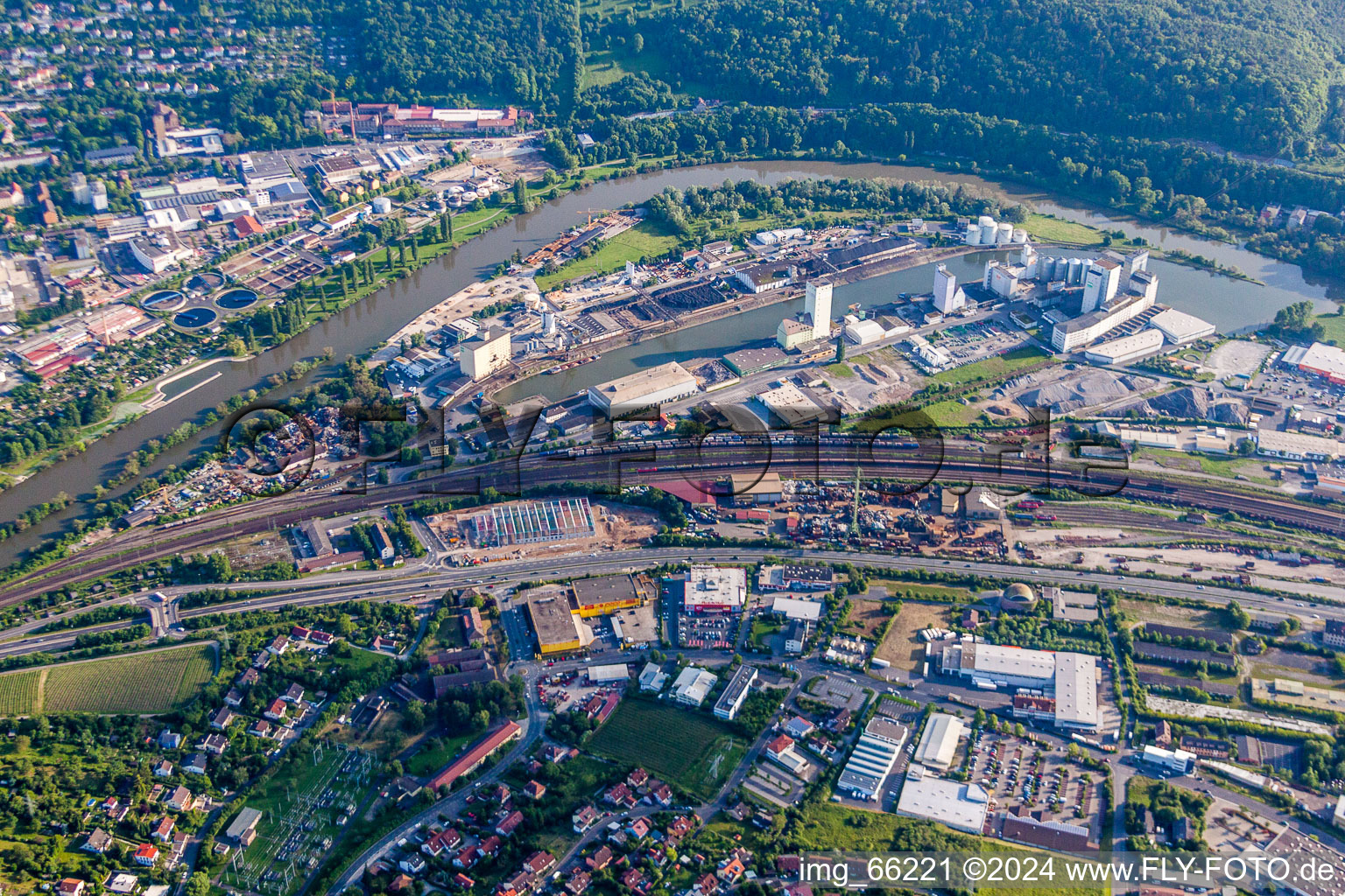 Vue aérienne de Quais et postes d'amarrage sur le bassin portuaire du port intérieur de Neuer Hafen am Main à le quartier Dürrbachtal in Würzburg dans le département Bavière, Allemagne