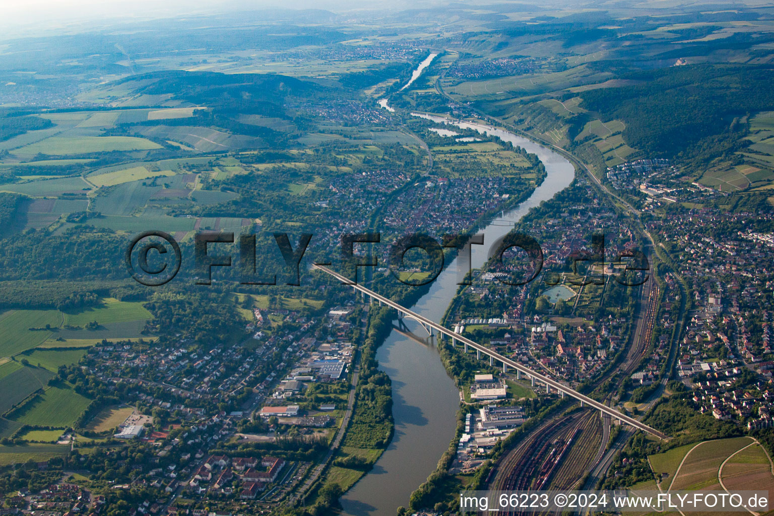 Photographie aérienne de Chemin de fer-rivière - structure de pont sur le Main à Veitshöchheim dans le département Bavière, Allemagne