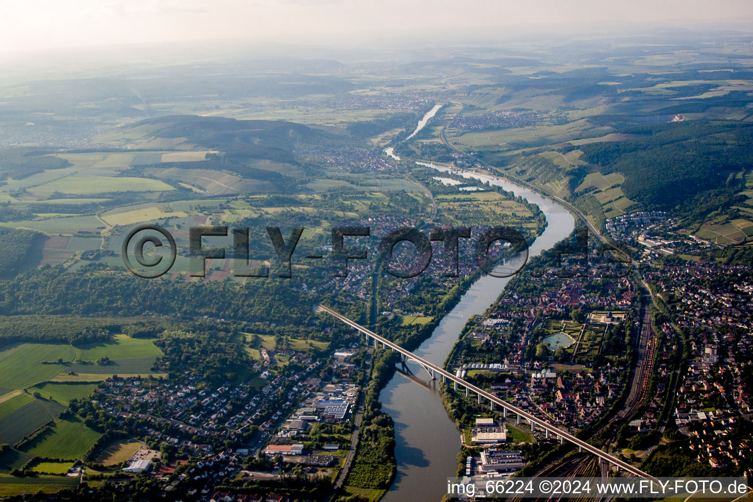 Vue oblique de Chemin de fer-rivière - structure de pont sur le Main à Veitshöchheim dans le département Bavière, Allemagne