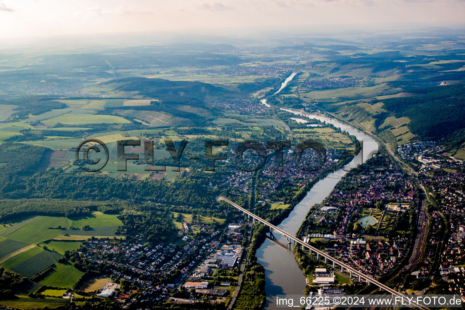 Chemin de fer-rivière - structure de pont sur le Main à Veitshöchheim dans le département Bavière, Allemagne d'en haut