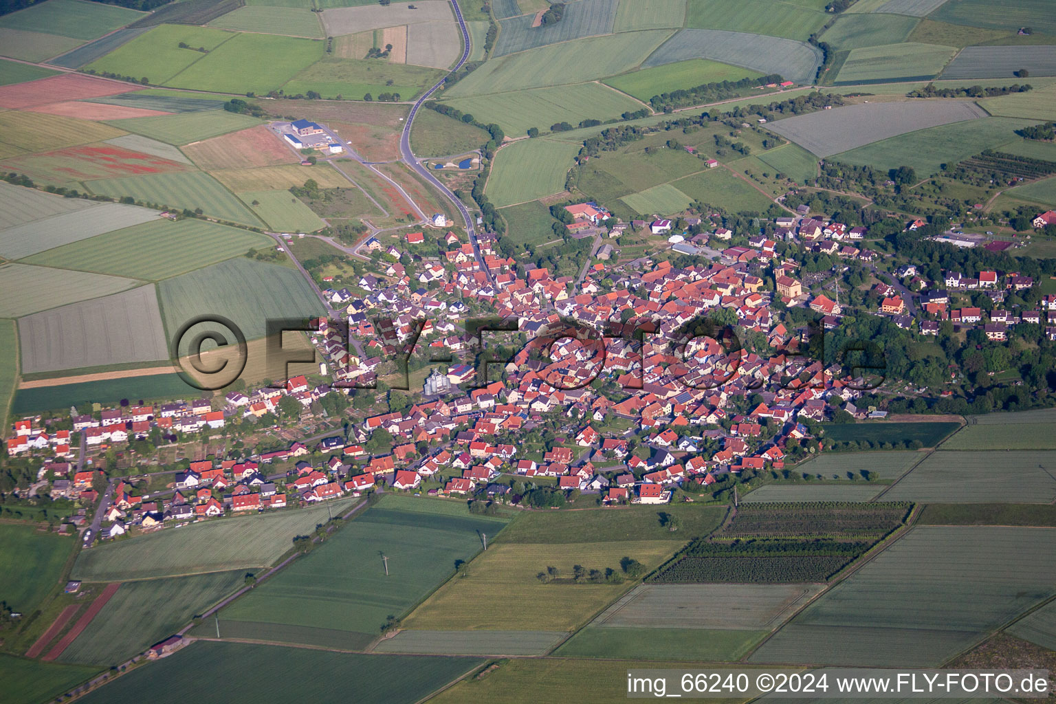 Vue aérienne de Champs agricoles et surfaces utilisables à Oberaltertheim dans le département Bavière, Allemagne