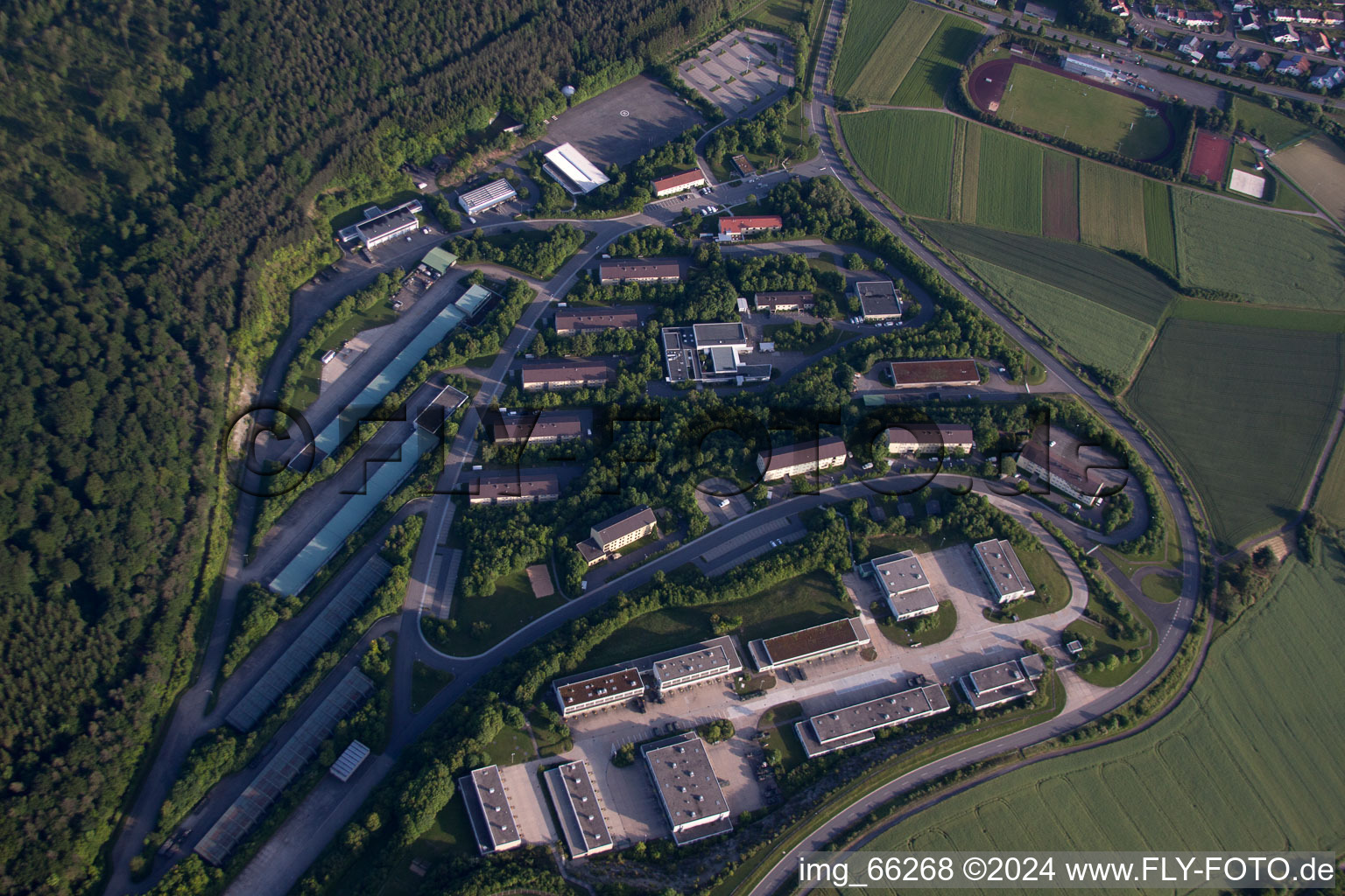 Vue aérienne de Caserne militaire de la Bundeswehr sur la zone d'entraînement sur place à Hardheim dans le département Bade-Wurtemberg, Allemagne