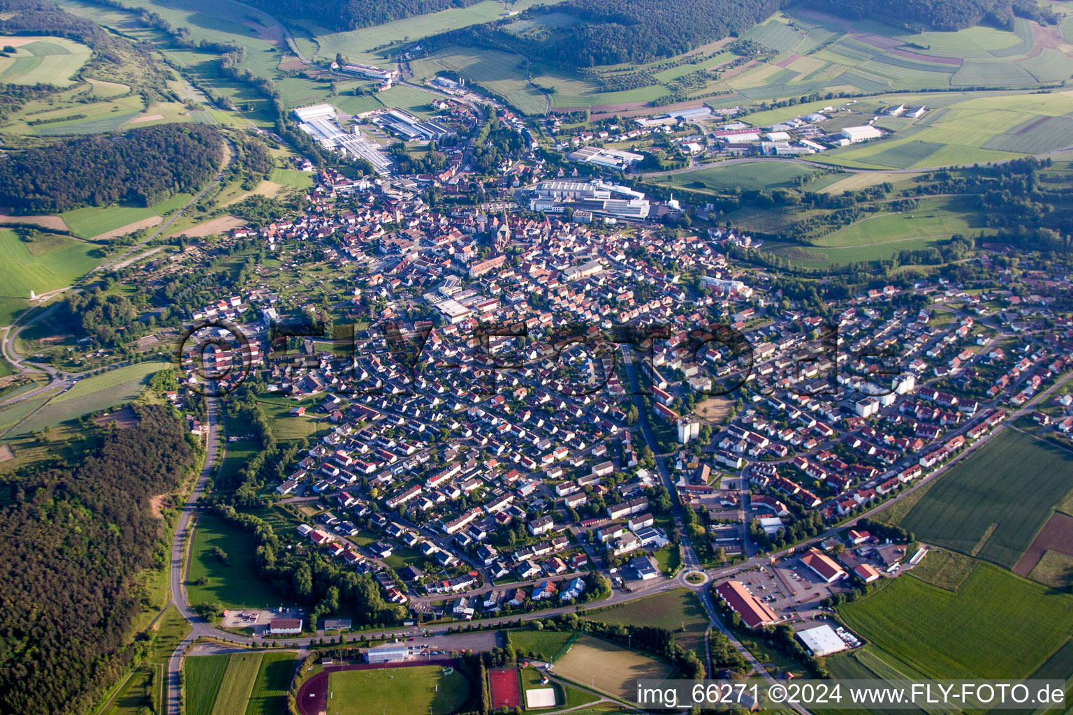 Vue aérienne de Vue des rues et des maisons des quartiers résidentiels à Hardheim dans le département Bade-Wurtemberg, Allemagne