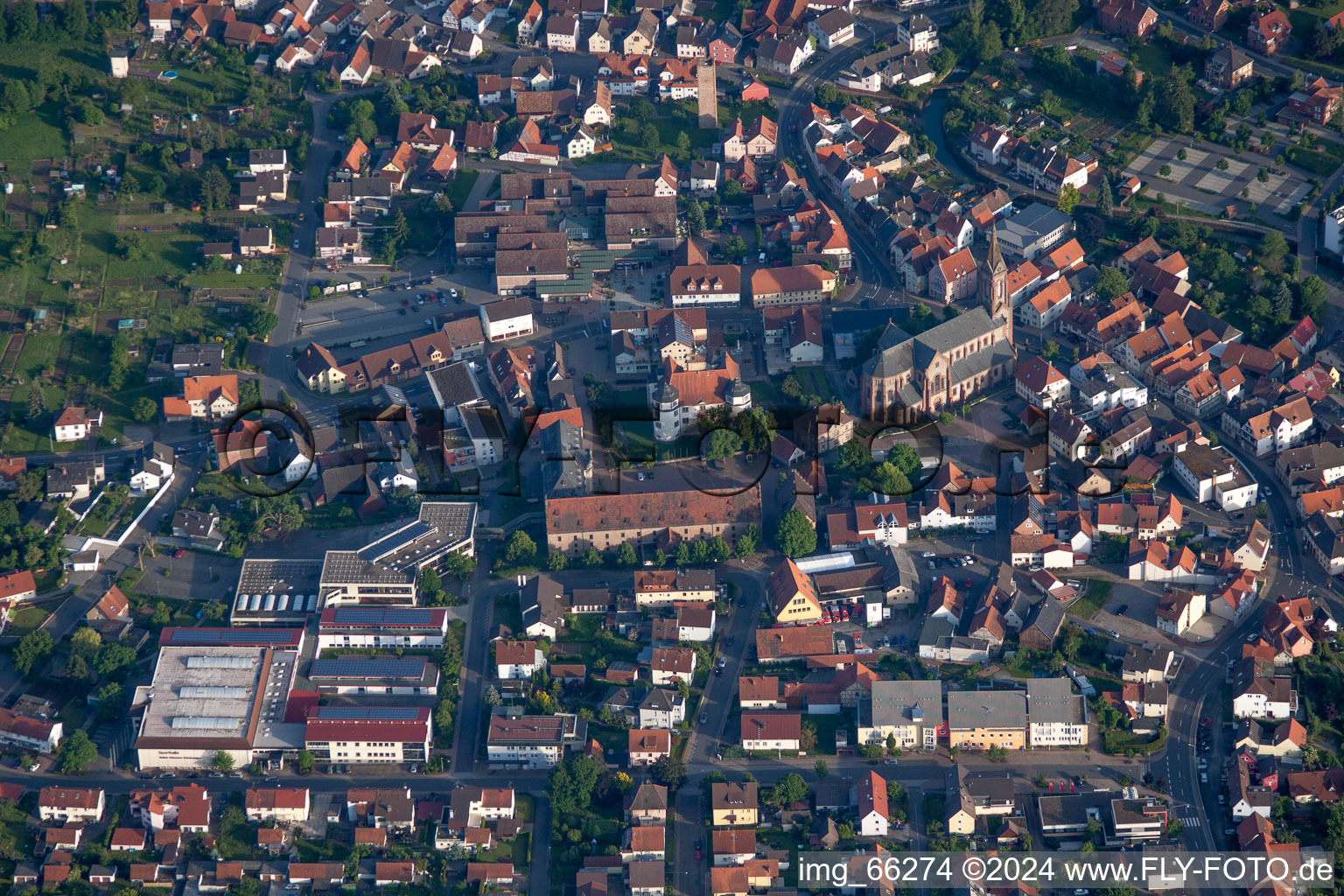 Vue aérienne de Vue des rues et des maisons des quartiers résidentiels à Hardheim dans le département Bade-Wurtemberg, Allemagne