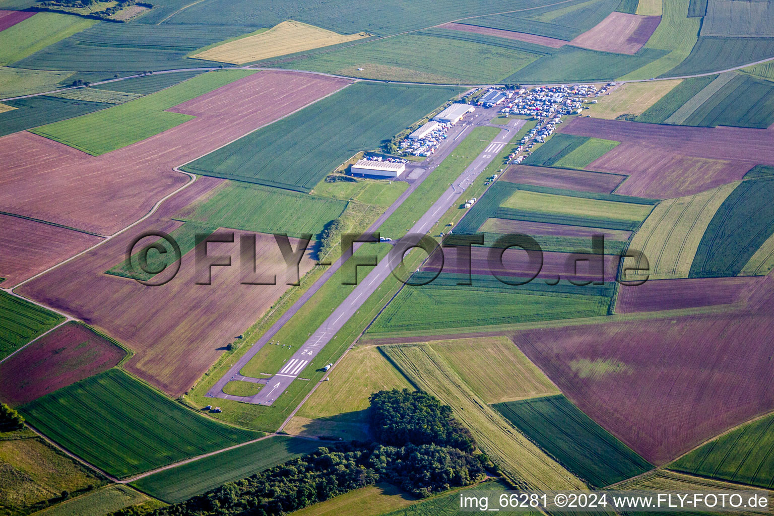 Vue aérienne de Piste avec zone de voie de circulation de l'aéroport Walldürn à Walldürn dans le département Bade-Wurtemberg, Allemagne