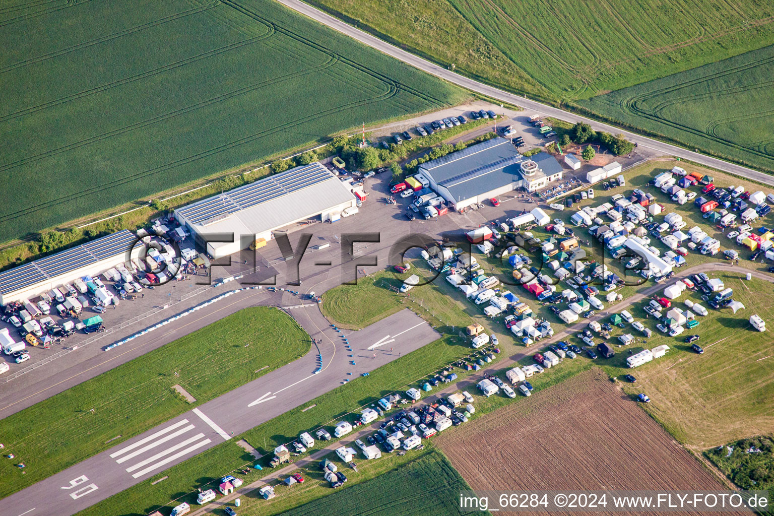 Vue aérienne de Événement de course pour une course automobile sur piste - piste de l'aérodrome à Walldürn dans le département Bade-Wurtemberg, Allemagne