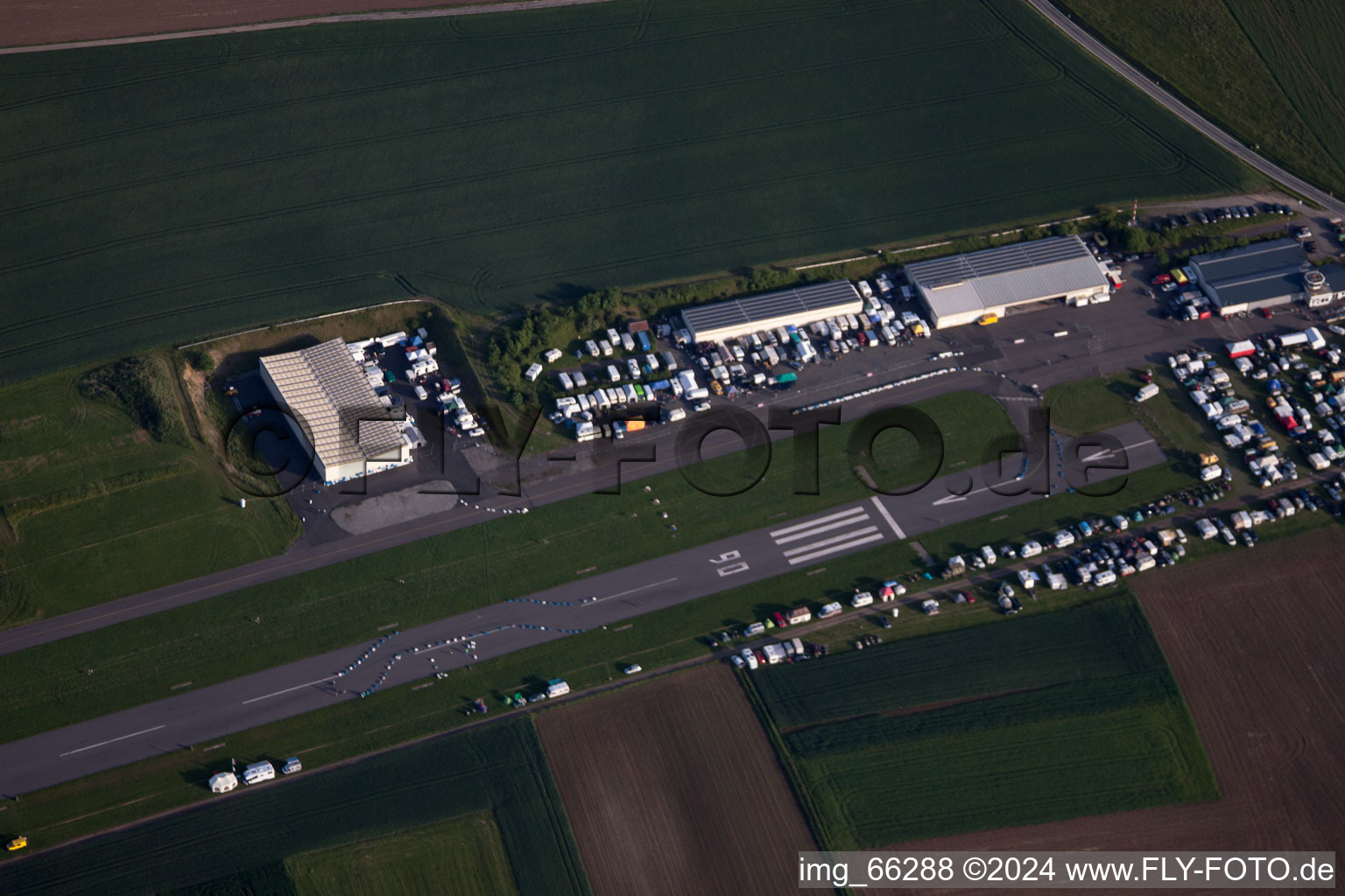 Aérodrome à Walldürn dans le département Bade-Wurtemberg, Allemagne depuis l'avion