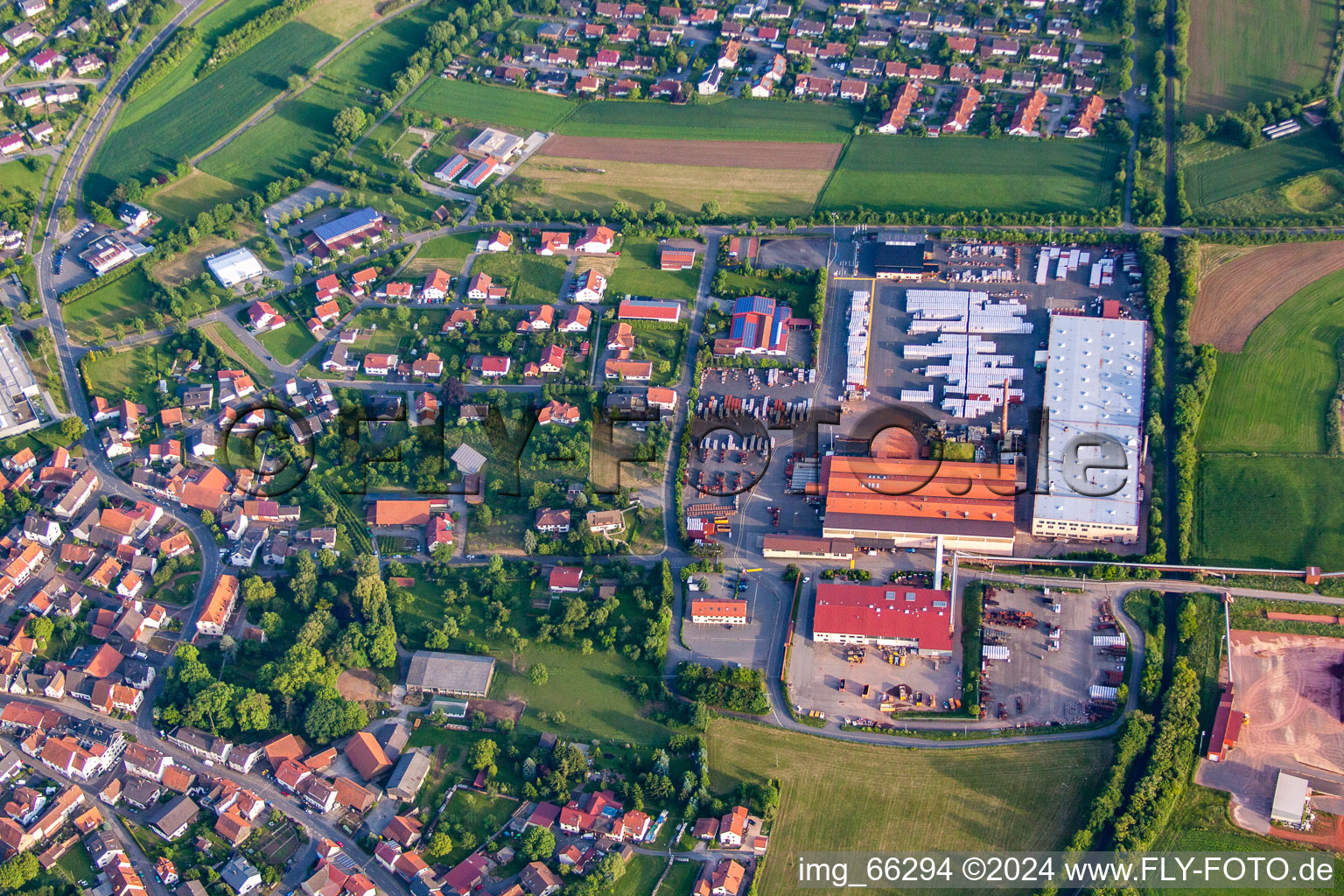 Vue aérienne de Locaux de l'usine Brickyard Braas GmbH - région de vente et entrepôt Hainstadt à le quartier Hainstadt in Buchen dans le département Bade-Wurtemberg, Allemagne