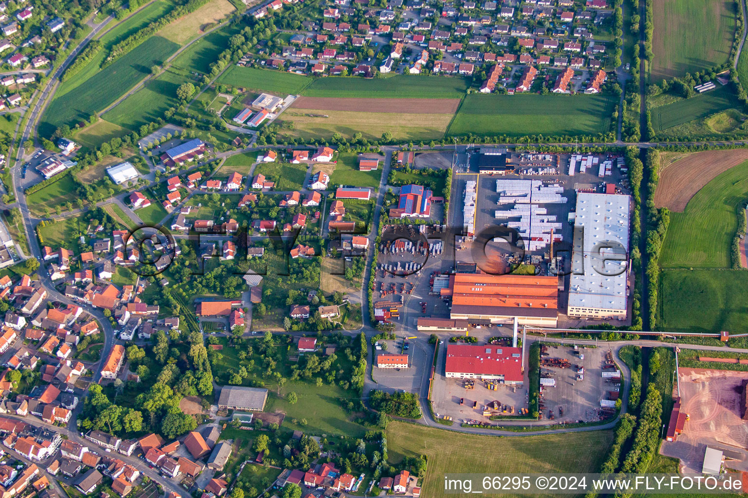 Photographie aérienne de Locaux de l'usine Brickyard Braas GmbH - région de vente et entrepôt Hainstadt à le quartier Hainstadt in Buchen dans le département Bade-Wurtemberg, Allemagne