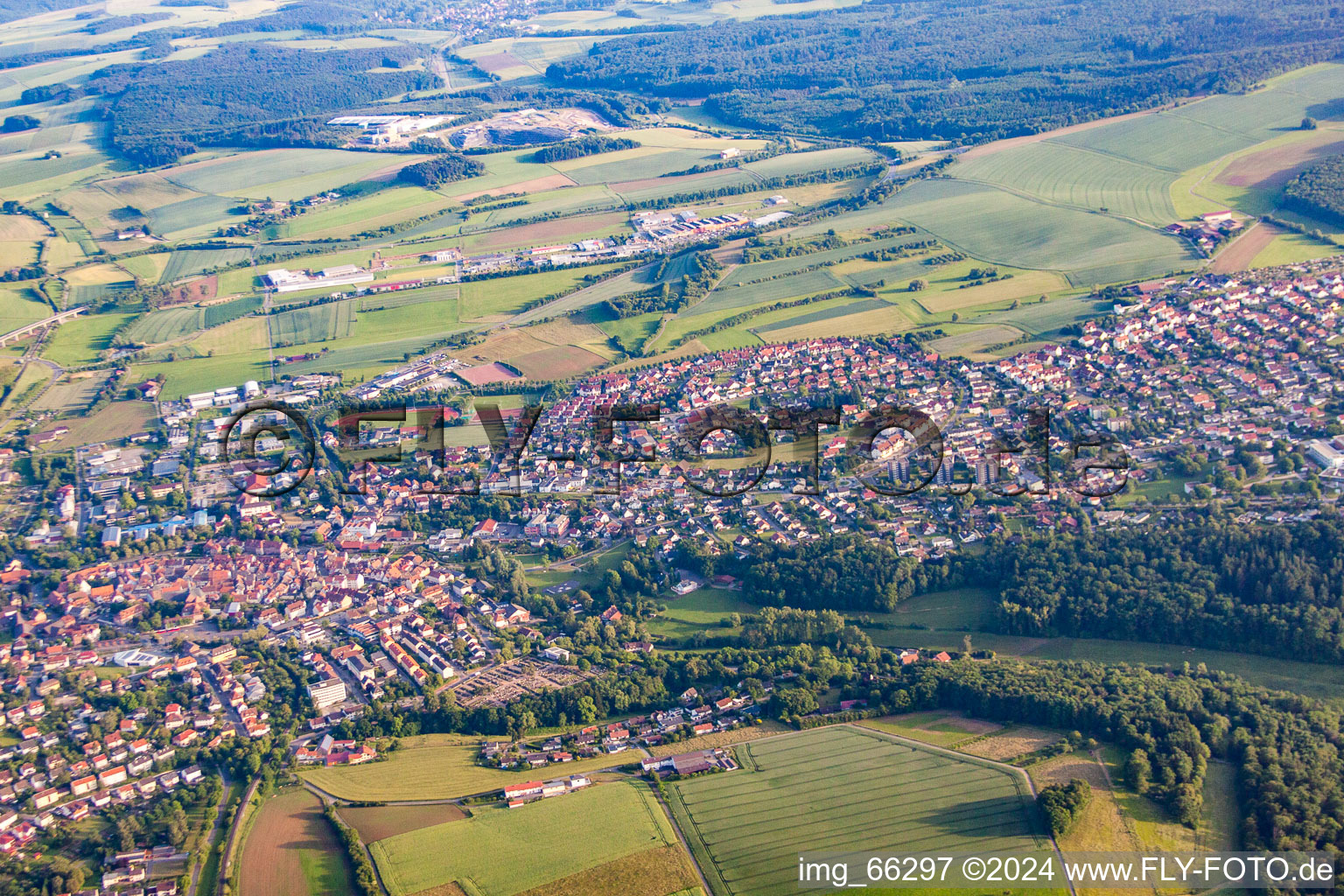 Vue aérienne de Vue des rues et des maisons des quartiers résidentiels à Buchen dans le département Bade-Wurtemberg, Allemagne