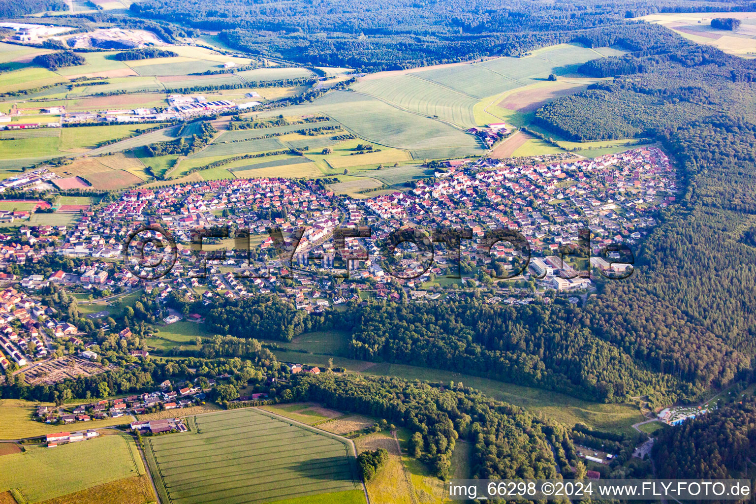 Vue aérienne de Vue des rues et des maisons des quartiers résidentiels à Buchen dans le département Bade-Wurtemberg, Allemagne