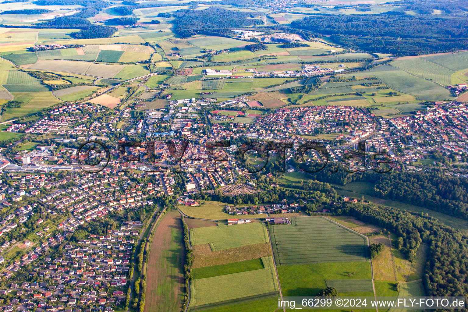 Vue oblique de Vue des rues et des maisons des quartiers résidentiels à Buchen dans le département Bade-Wurtemberg, Allemagne