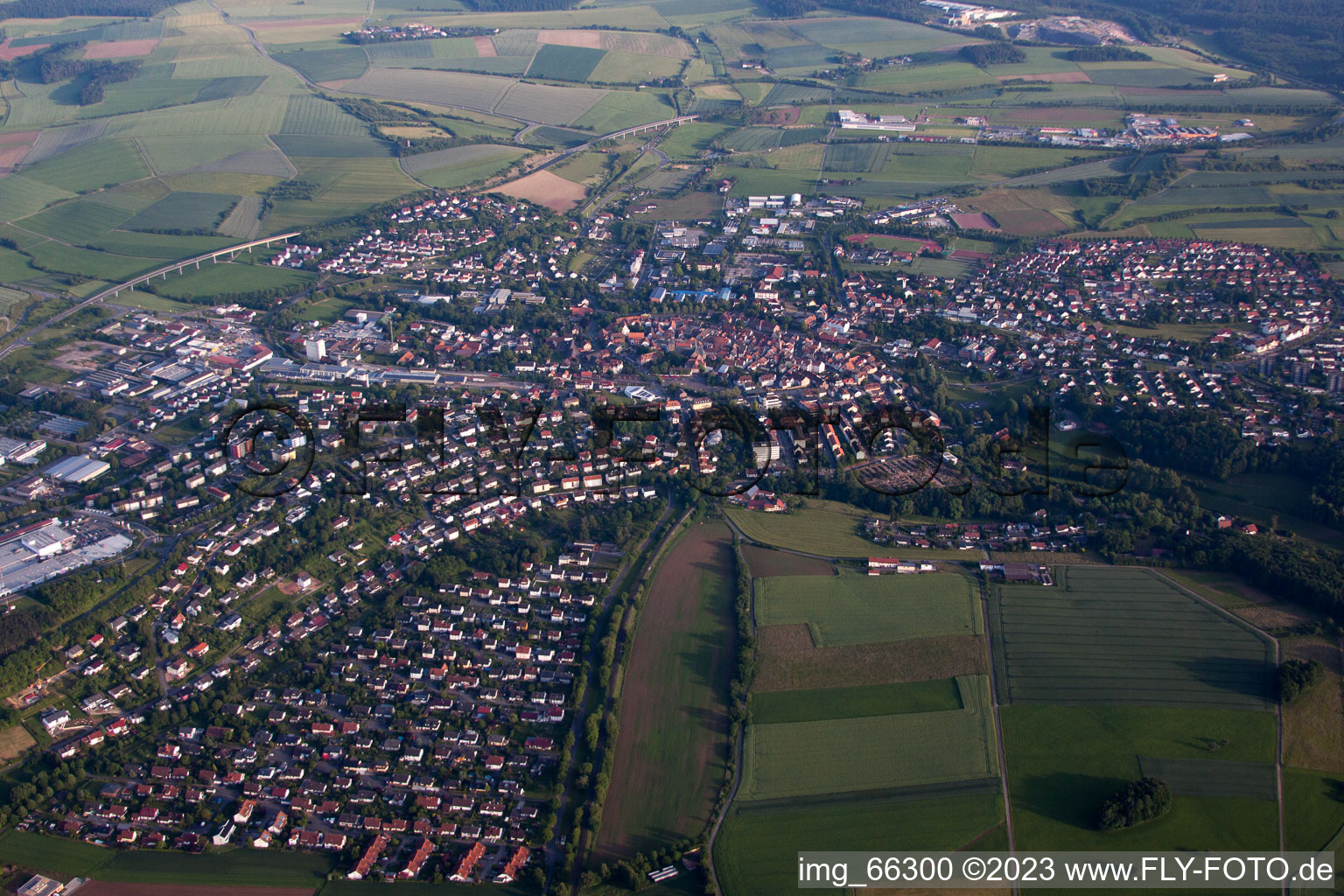 Vue des rues et des maisons des quartiers résidentiels à Buchen dans le département Bade-Wurtemberg, Allemagne d'en haut