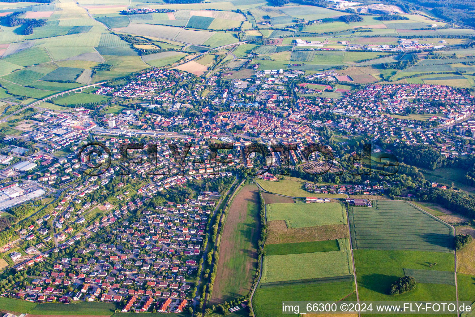 Vue des rues et des maisons des quartiers résidentiels à Buchen dans le département Bade-Wurtemberg, Allemagne d'en haut