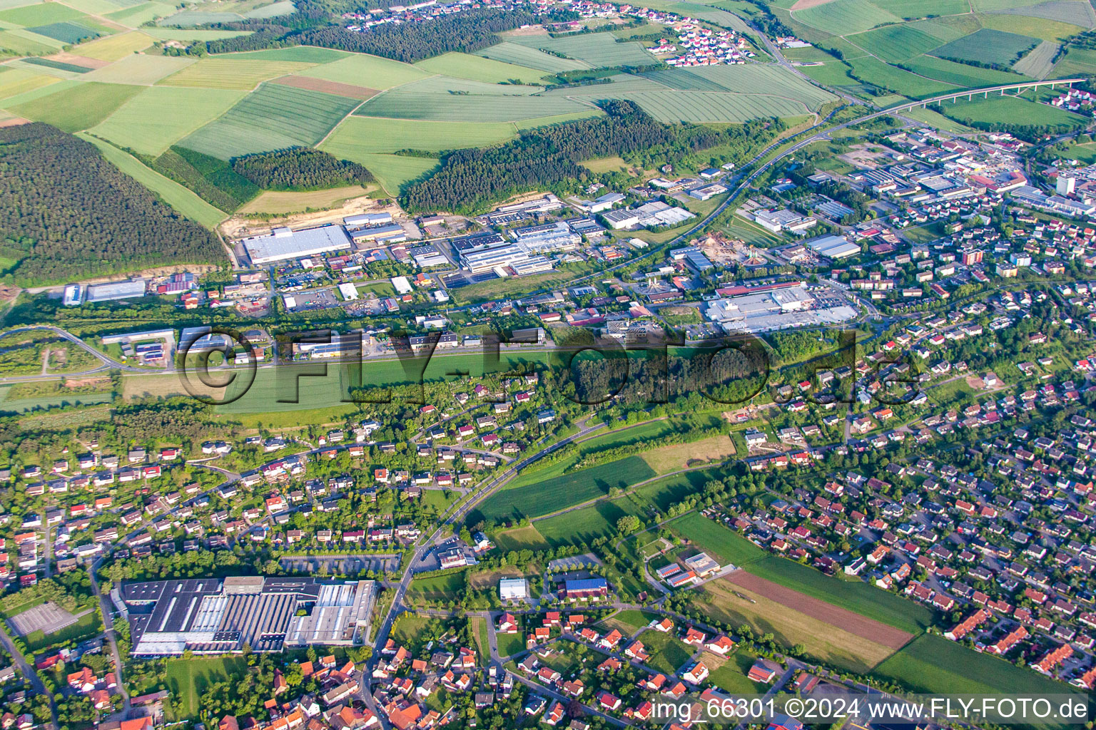 Vue aérienne de Zone industrielle sur la B27 à le quartier Hainstadt in Buchen dans le département Bade-Wurtemberg, Allemagne