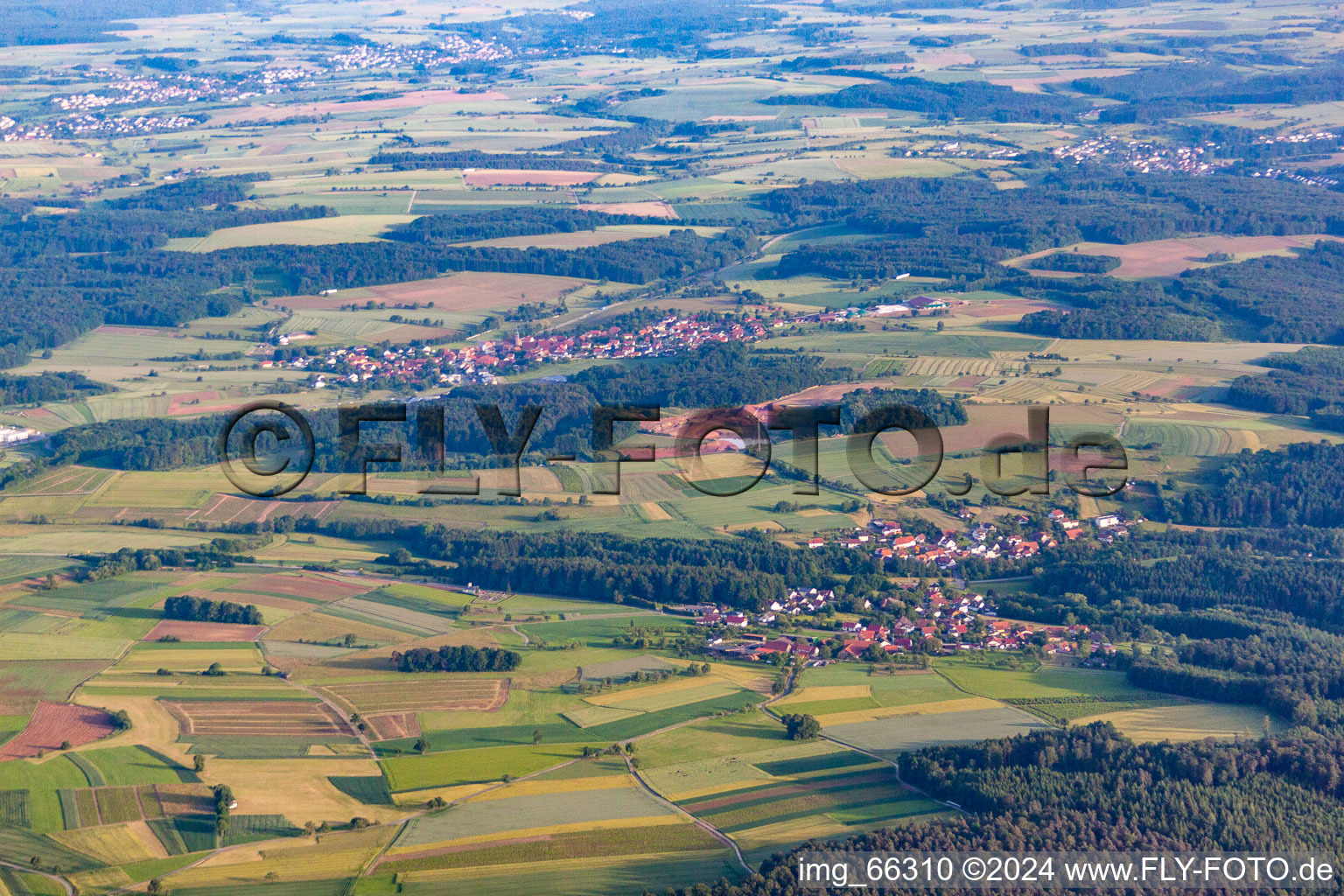 Vue aérienne de Laudenberg à le quartier Einbach in Buchen dans le département Bade-Wurtemberg, Allemagne