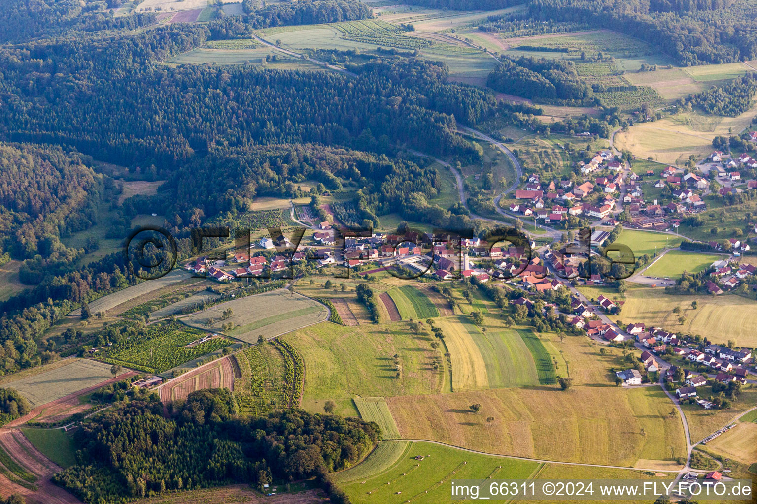 Vue aérienne de Champs agricoles et surfaces utilisables à le quartier Laudenberg in Limbach dans le département Bade-Wurtemberg, Allemagne