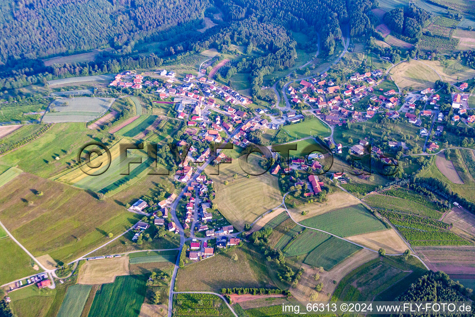 Vue aérienne de Champs agricoles et surfaces utilisables à le quartier Laudenberg in Limbach dans le département Bade-Wurtemberg, Allemagne