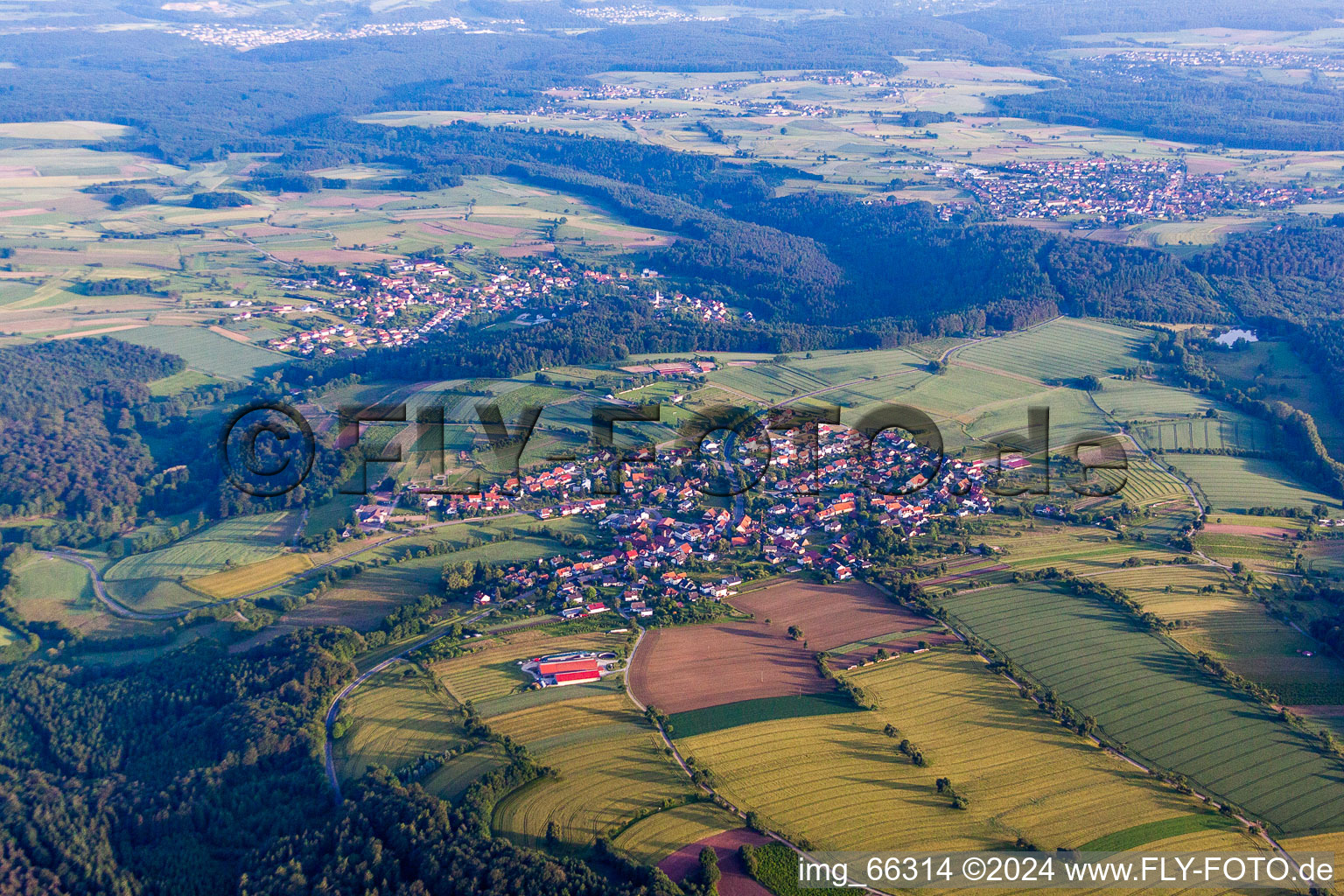 Vue aérienne de Vue sur le village à le quartier Robern in Fahrenbach dans le département Bade-Wurtemberg, Allemagne