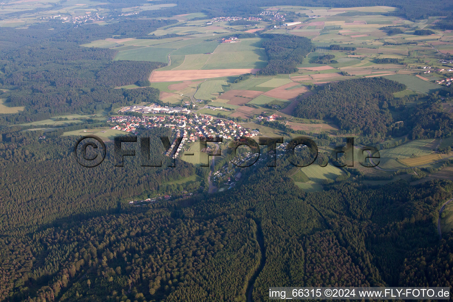 Vue aérienne de Du nord-ouest à le quartier Krumbach in Limbach dans le département Bade-Wurtemberg, Allemagne