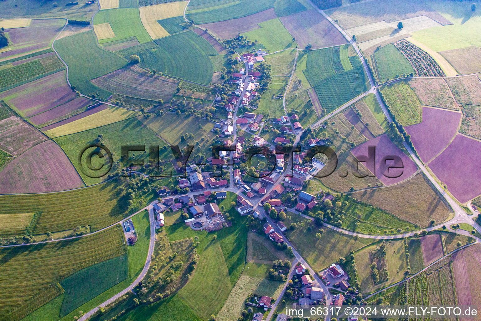 Vue aérienne de Vue des rues et des maisons des quartiers résidentiels à le quartier Balsbach in Limbach dans le département Bade-Wurtemberg, Allemagne