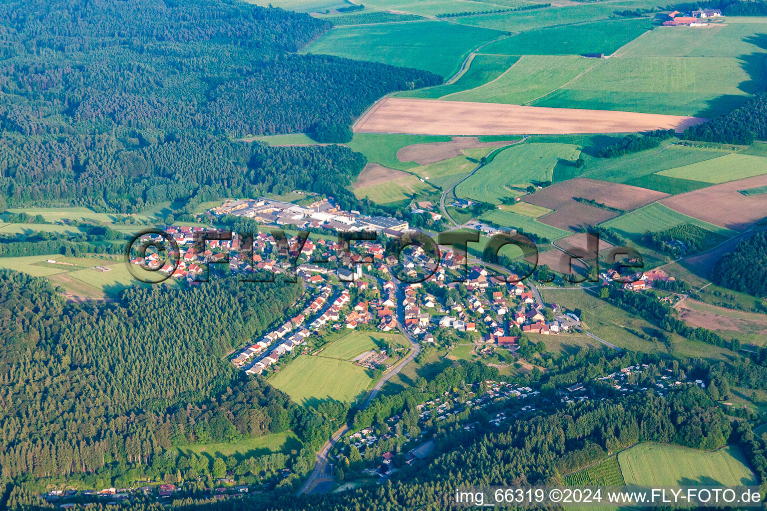 Vue aérienne de Vue sur le village à le quartier Krumbach in Limbach dans le département Bade-Wurtemberg, Allemagne