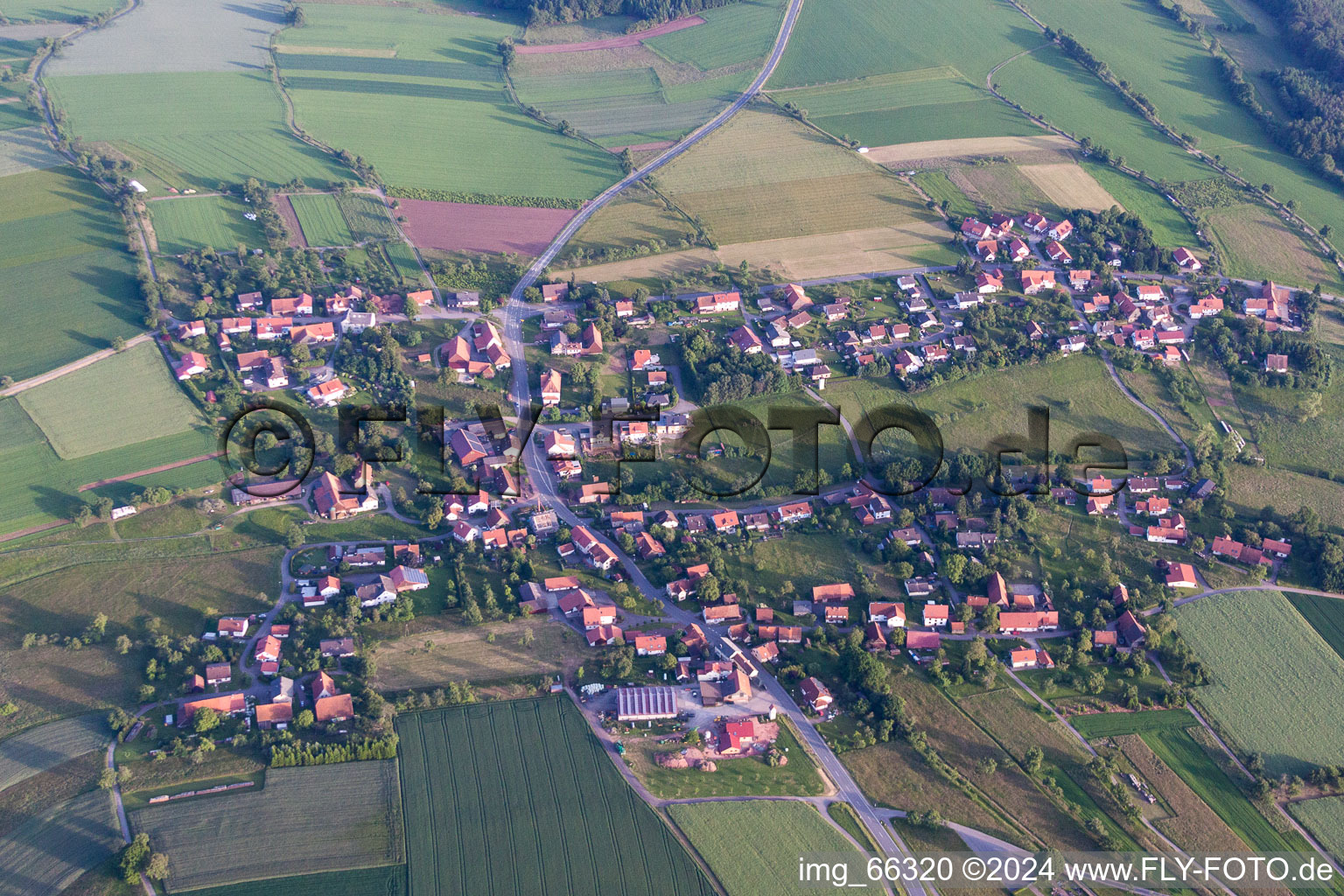 Vue aérienne de Vue sur le village à le quartier Mülben in Waldbrunn dans le département Bade-Wurtemberg, Allemagne