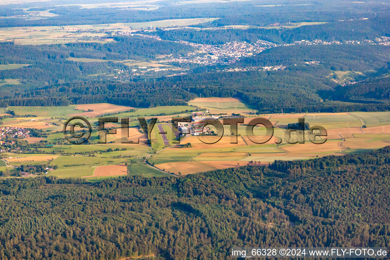 Vue aérienne de Aéroport Mosbach Lohrbach EDGM du nord à le quartier Lohrbach in Mosbach dans le département Bade-Wurtemberg, Allemagne