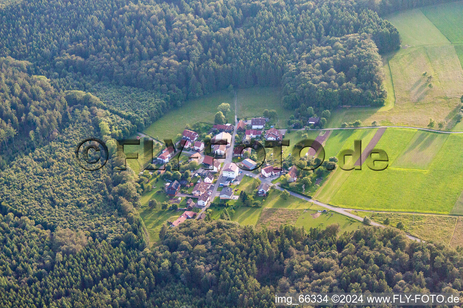 Vue aérienne de Quartier Oberdielbach in Waldbrunn dans le département Bade-Wurtemberg, Allemagne